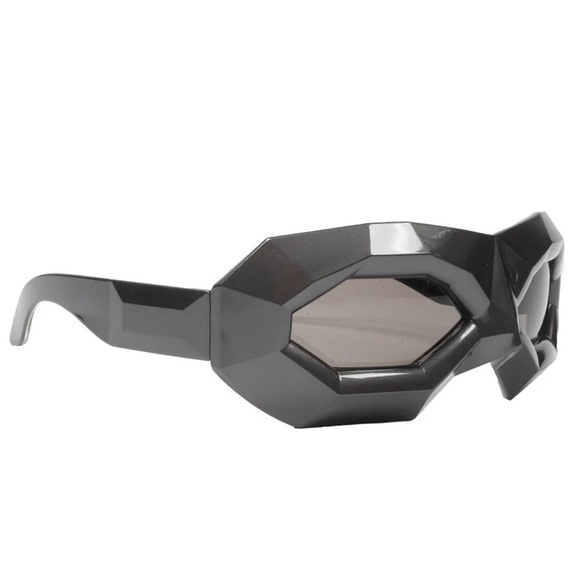 Walter Van Beirendonck
Linda Farrow Diamond Sunglasses - Picture 1 of 8
